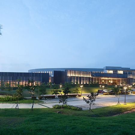 Hotel Santika Premiere Bandara Палембанг Екстериор снимка