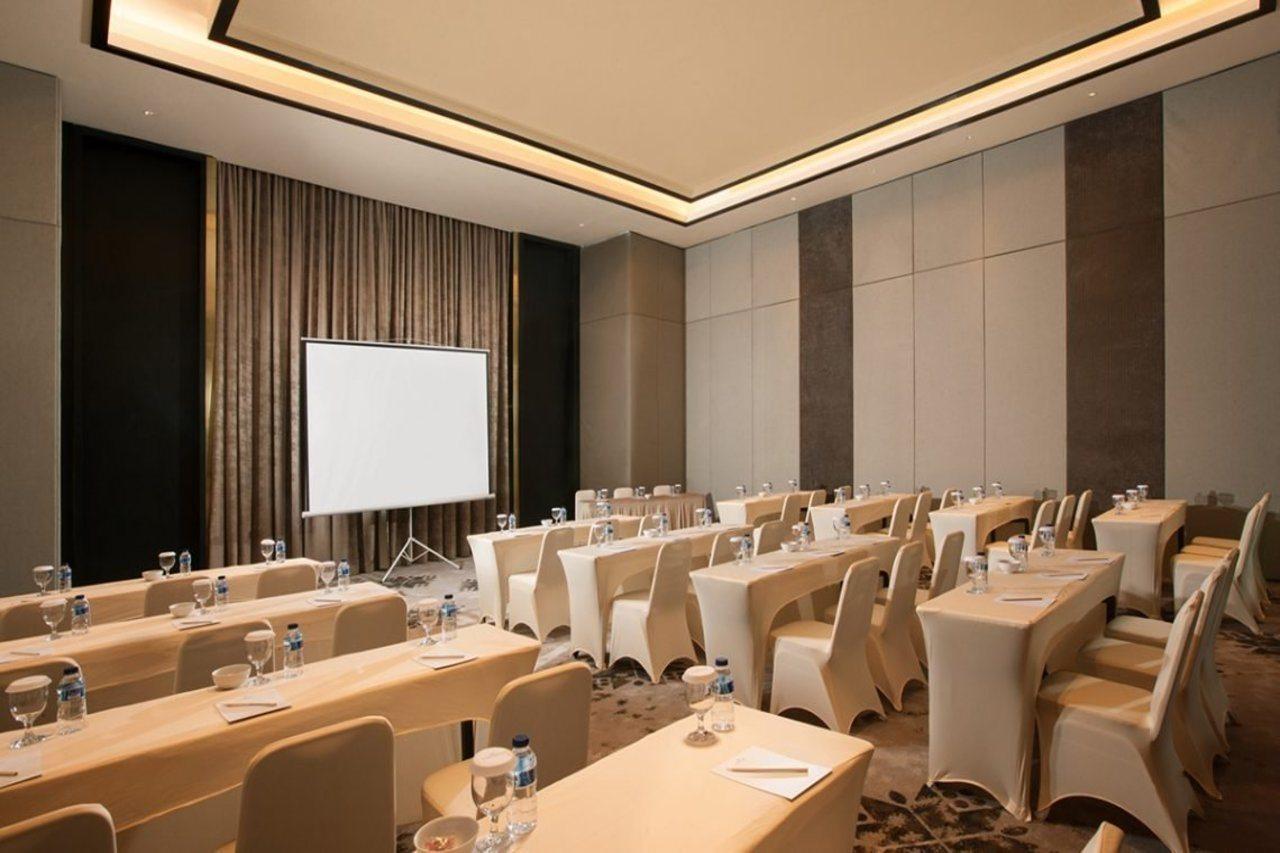 Hotel Santika Premiere Bandara Палембанг Екстериор снимка