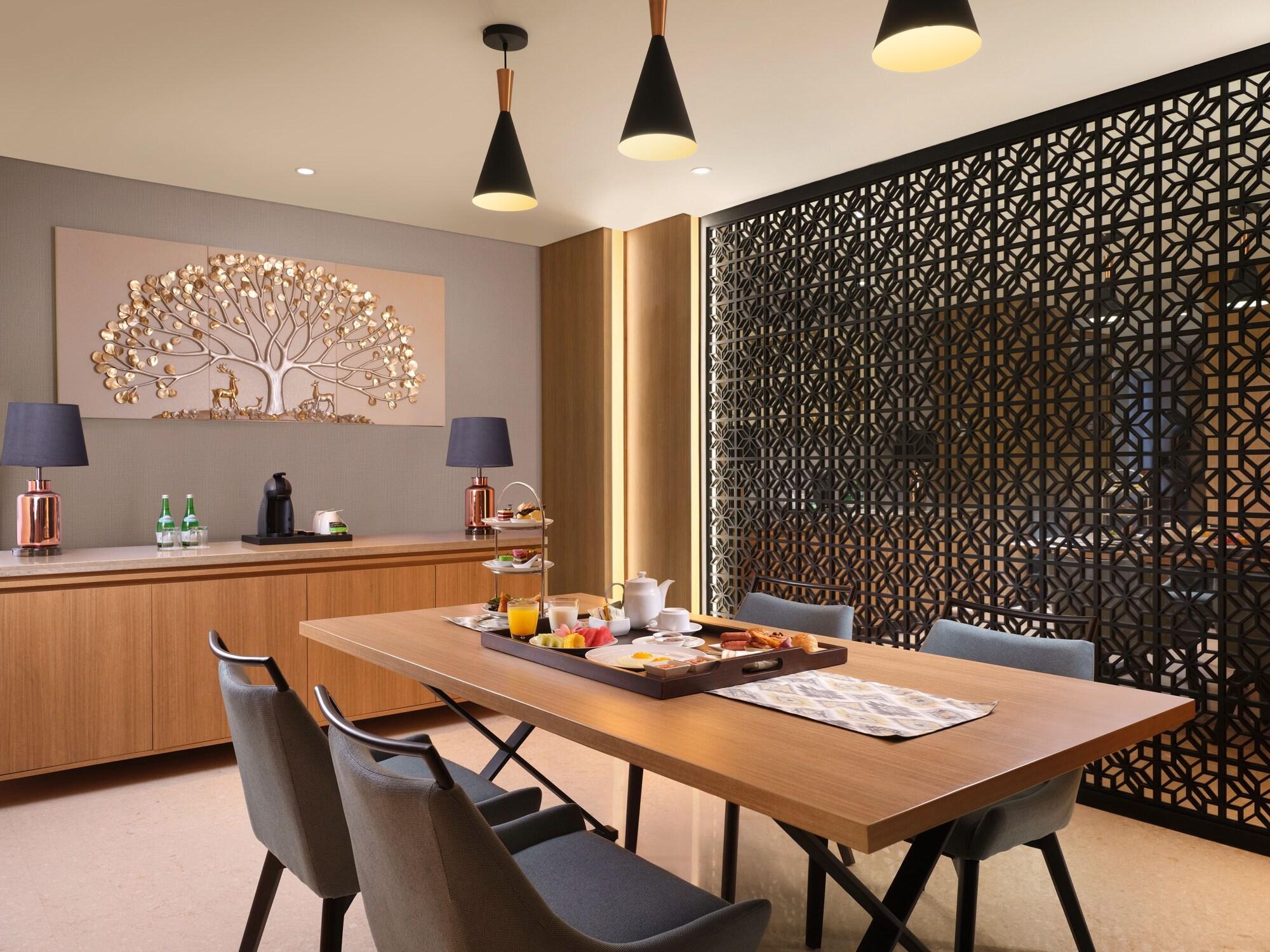 Hotel Santika Premiere Bandara Палембанг Екстериор снимка