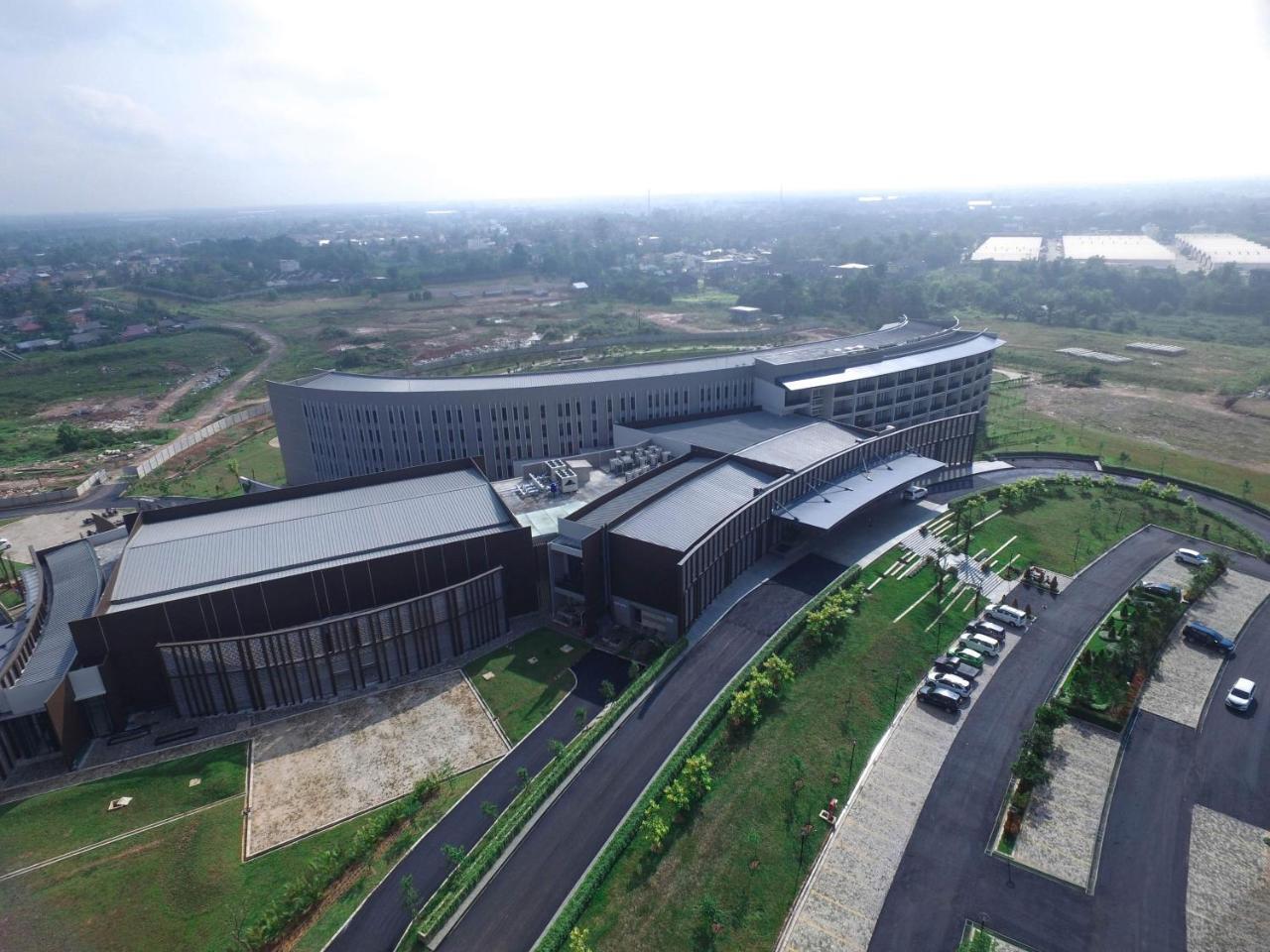Hotel Santika Premiere Bandara Палембанг Екстериор снимка
